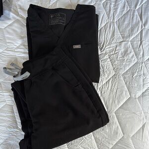 Figs Black Scrub Set